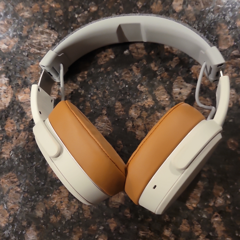 Skullcandy crusher wireless headphones with aux chord
